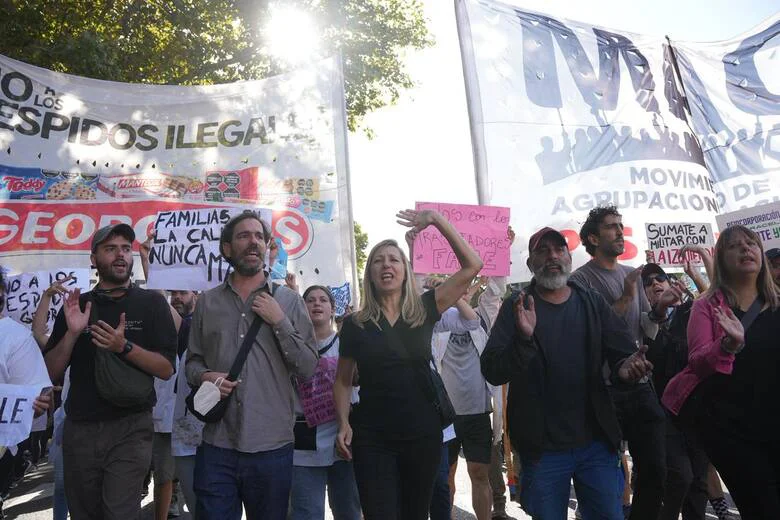 trabajadores-junto-a-diputados-de-izquierda-65JXXFHACBAKTNYYOEBIRKDF3U